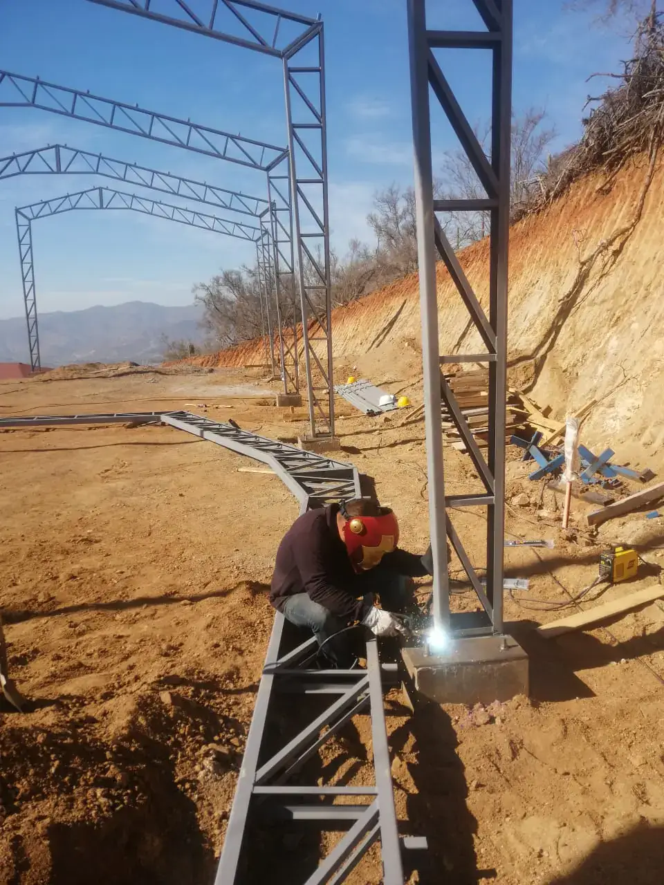 Soldadura de la estructura metálica de un galpón