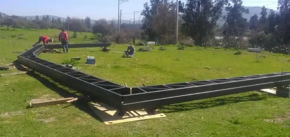 Obra Puerto Montt: Cancha Deportiva Escolar con Estructura Metálica