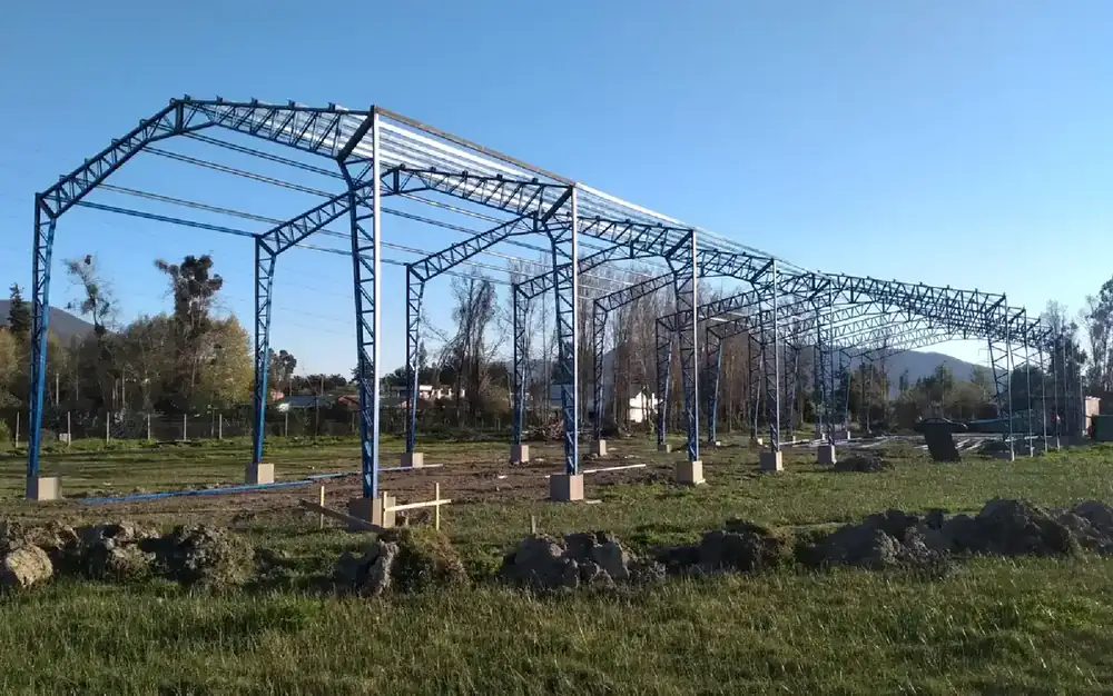 Equipo de Galpoven revisando el proyecto de un galpón